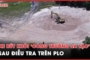 Xe cuốc, máy cày rút khỏi 'công trường sa tặc'