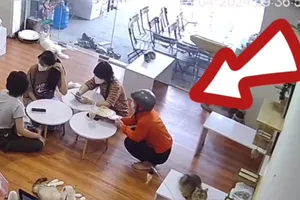 Người phụ nữ ngang nhiên trộm 2 chiếc điện thoại trong quán cà phê