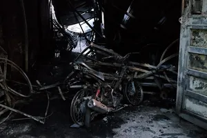 Video: Xưởng sản xuất đồ mỹ thuật ở quận 12 bốc cháy dữ dội