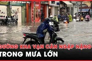 Đường Kha Vạn Cân chìm trong biển nước, người dân dắt xe, lội bộ ngay giờ cao điểm