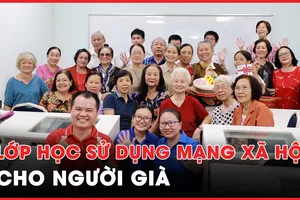 Cụ ông, cụ bà học chơi Tiktok, chỉnh sửa ảnh, làm thơ AI...