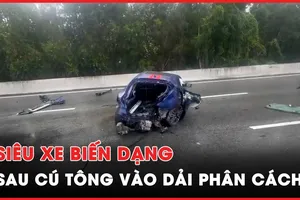 Siêu xe biến dạng sau cú tông mạnh, giao thông ùn ứ kéo dài