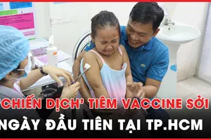 Ngày đầu nghỉ lễ, nhiều người dân đưa con em đi tiêm phòng bệnh sởi 