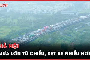 Hà Nội: Mưa lớn từ chiều, kẹt xe nhiều tuyến đường