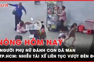 Nóng hôm nay: Phẫn nộ người phụ nữ đánh con gái dã man ở chợ Vĩnh Long