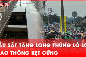 Cầu sắt Tăng Long thủng lỗ lớn giữa cầu, giao thông kẹt cứng giờ cao điểm