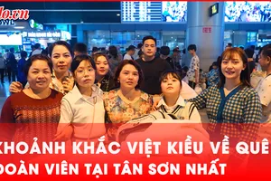 Video: Khoảnh khắc Việt kiều về quê đoàn viên tại Tân Sơn Nhất