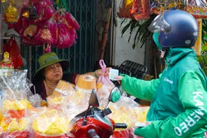 Sức mua giảm trước ngày vía Thần Tài: Tiểu thương chợ bánh người Hoa TP.HCM lo lắng