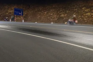 Hóa chất lạ nghi là dầu bị đổ trên đèo Prenn