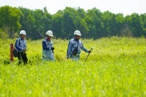 Vượt suối, băng rừng cắm mốc cao tốc TP.HCM - Mộc Bài