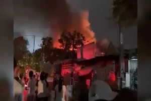 Cơ sở kinh doanh bốc cháy dữ dội trong đêm