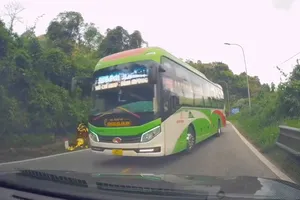 CSGT xử phạt tài xế xe khách vượt ẩu trên đèo Bảo Lộc từ clip của người dân