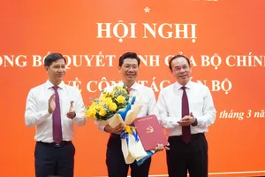 Bộ Chính trị trao quyết định cho Bí thư Tỉnh ủy Tây Ninh 
