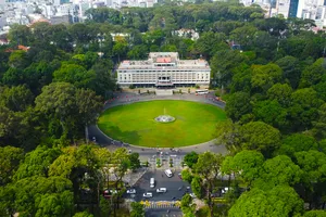 TP.HCM gấp rút thi công khán đài cho lễ kỷ niệm 50 năm ngày thống nhất đất nước