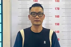 Đang làm thủ tục nhập cảnh về Việt Nam thì bị phát hiện trốn truy nã