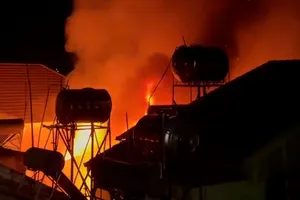 Cháy nhà ở Đà Lạt trong đêm, người dân nỗ lực dập lửa bất thành