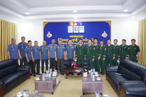 Bộ đội biên phòng Tây Ninh chúc tết lực lượng vũ trang tỉnh Svay Rieng, Campuchia