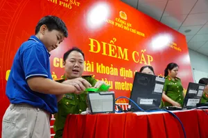 Chùm ảnh: TP.HCM cấp căn cước và tài khoản định danh điện tử tại nhà ga Metro số 1