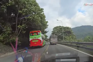 CSGT Lâm Đồng ‘trị’ xe khách vượt ẩu trên đèo Bảo Lộc