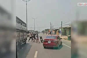 Xác minh 1 người đàn ông bị đánh gục sau va chạm giao thông