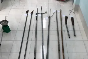  Tạm giữ nhóm mang hung khí hẹn đánh nhau livestream trên Facebook