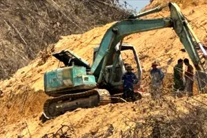 Trượt chân ngã xuống taluy, bị xe cuốc cán tử vong