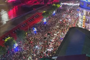 Phố đi bộ Nguyễn Huệ ken đặc người chờ trời sáng đón đại lễ 30-4 