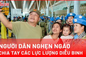 Người dân nghẹn ngào chia tay các lực lượng diễu binh tại sân bay Tân Sơn Nhất