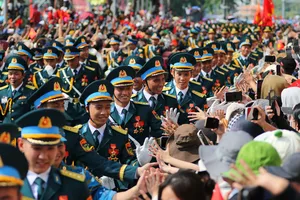 Chùm ảnh: Người dân vỡ òa trong niềm tự hào đón đoàn diễu binh kỷ niệm 30-4