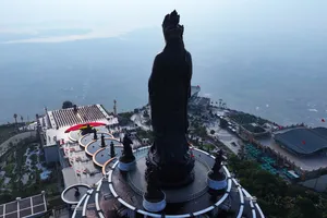 50.000 ngọn nến cầu nguyện hòa bình thế giới tại núi Bà Đen