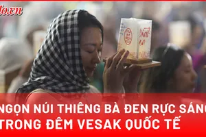 Video: Hàng ngàn người thắp nến đêm Vesak trên đỉnh núi Bà Đen