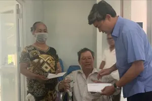 Lãnh đạo huyện, xã thăm hỏi các nạn nhân vụ sụt lún đường dẫn cầu Hòa Bình