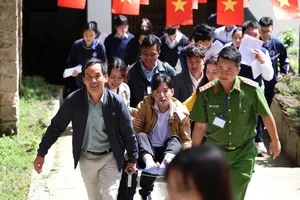 Bị tai nạn trước giờ thi, 2 học sinh Đà Lạt không bỏ cuộc