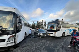 Xe khách nghi mất thắng gây tai nạn liên hoàn tại phường Xuân Hương - Đà Lạt