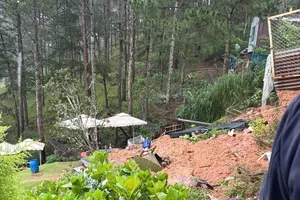 Mưa lớn gây sạt lở taluy ở Lâm Đồng, 2 du khách tử vong