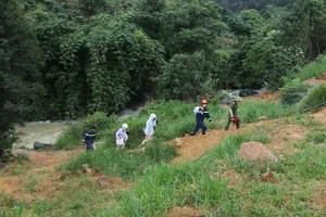 Giải cứu 4 nữ sinh bị nước lũ cuốn khi đi chơi suối Mơ, Lâm Đồng
