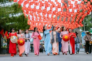 Núi Bà Đen rực rỡ sắc màu lễ hội, lập kỷ lục chợ Lá lớn nhất Việt Nam dịp 2-9