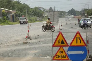 Cận cảnh đường tỉnh 789 ngàn tỉ đình trệ, người dân khổ vì bụi và ngập