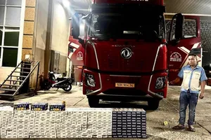 Bắt giữ xe đầu kéo giấu 3.000 bao thuốc lá lậu và pháo hoa nổ tại Mộc Bài
