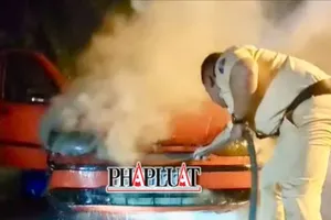 CSGT Tây Ninh cứu hai người mắc kẹt trong ô tô đang bốc cháy