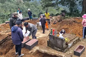 Di dời 40 ngôi mộ trong đêm vì đồi xuất hiện nứt lún
