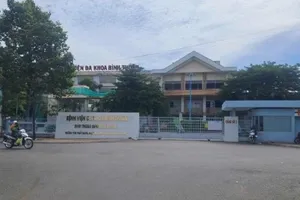 Lấy mẫu xét nghiệm vụ 36 người nghi ngộ độc sau khi ăn bánh mì 