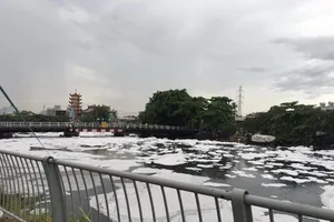 Kênh Tàu Hũ nổi bọt trắng xóa