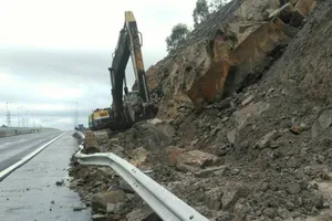 Sạt lở tại cao tốc tỉ USD vừa thông xe