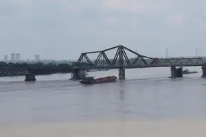 Vật thể lạ nghi bom cách trụ cầu Long Biên 5 m