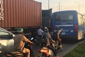 TP.HCM: Mệt mỏi “bò” về nhà sau chiều đầu tuần