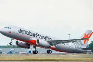 Vợ đấm chồng sưng mắt trên máy bay