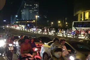 Hàng nghìn phương tiện kẹt cứng ở trung tâm Sài Gòn