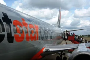 Cấm bay hai vợ chồng đánh nhau trên máy bay