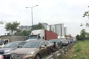 Kẹt xe 4 giờ ở đường dẫn vào cao tốc Long Thành